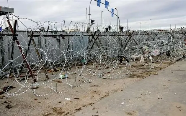 Một đoạn hàng rào biên giới giữa Ba Lan và Belarus (Ảnh: Anadolu)