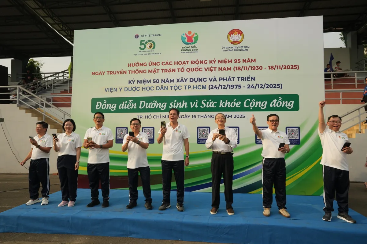 Gần 2.000 nhân viên y tế và người dân tham gia "Đồng diễn Dưỡng sinh vì Sức khỏe Cộng đồng" - Ảnh 3.