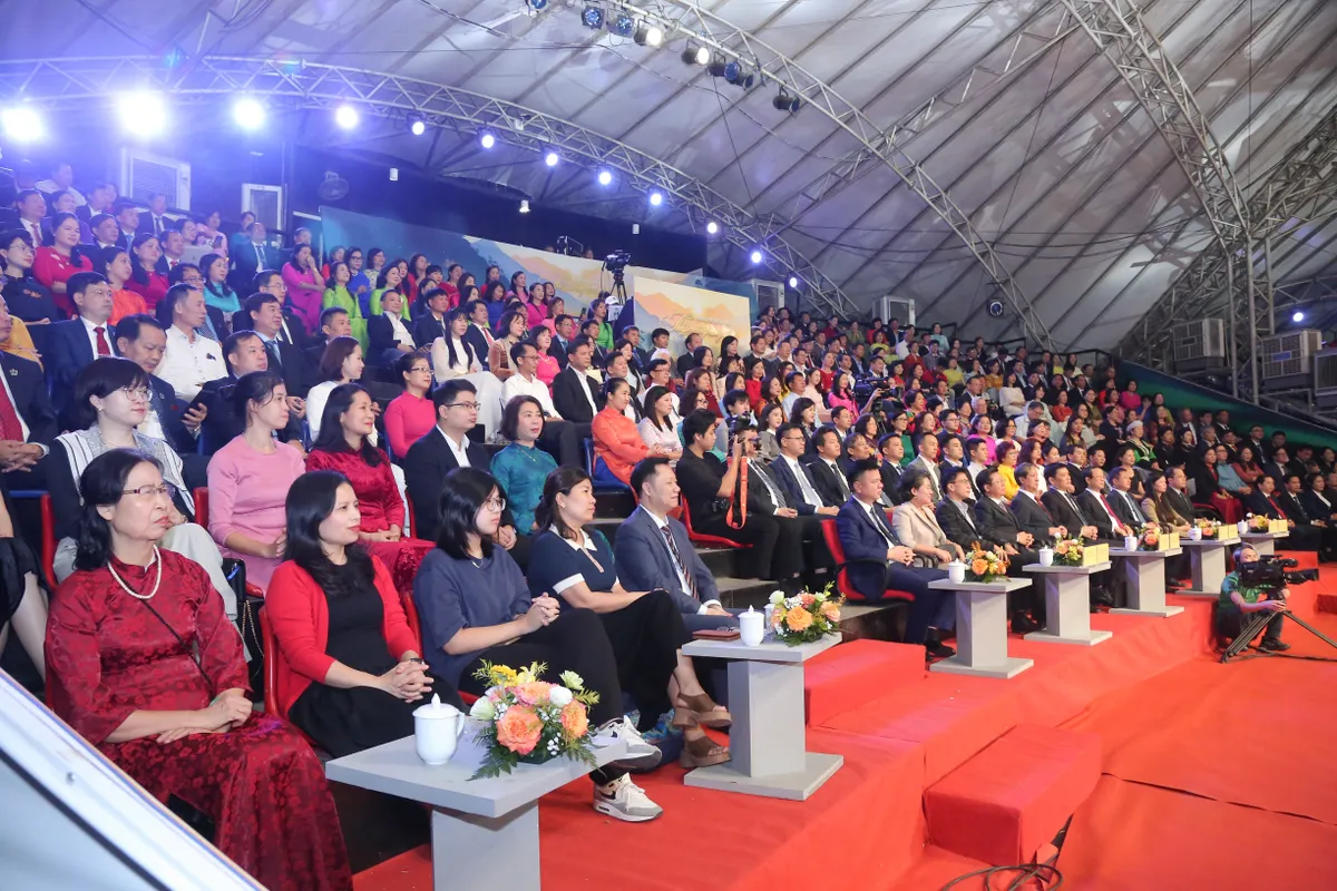 Bộ trưởng GD&ĐT: Người thầy thắp lửa tri thức và khát vọng cho học trò- Ảnh 2. Bộ trưởng GD&ĐT: Người thầy thắp lửa tri thức và khát vọng cho học trò- Ảnh 2.