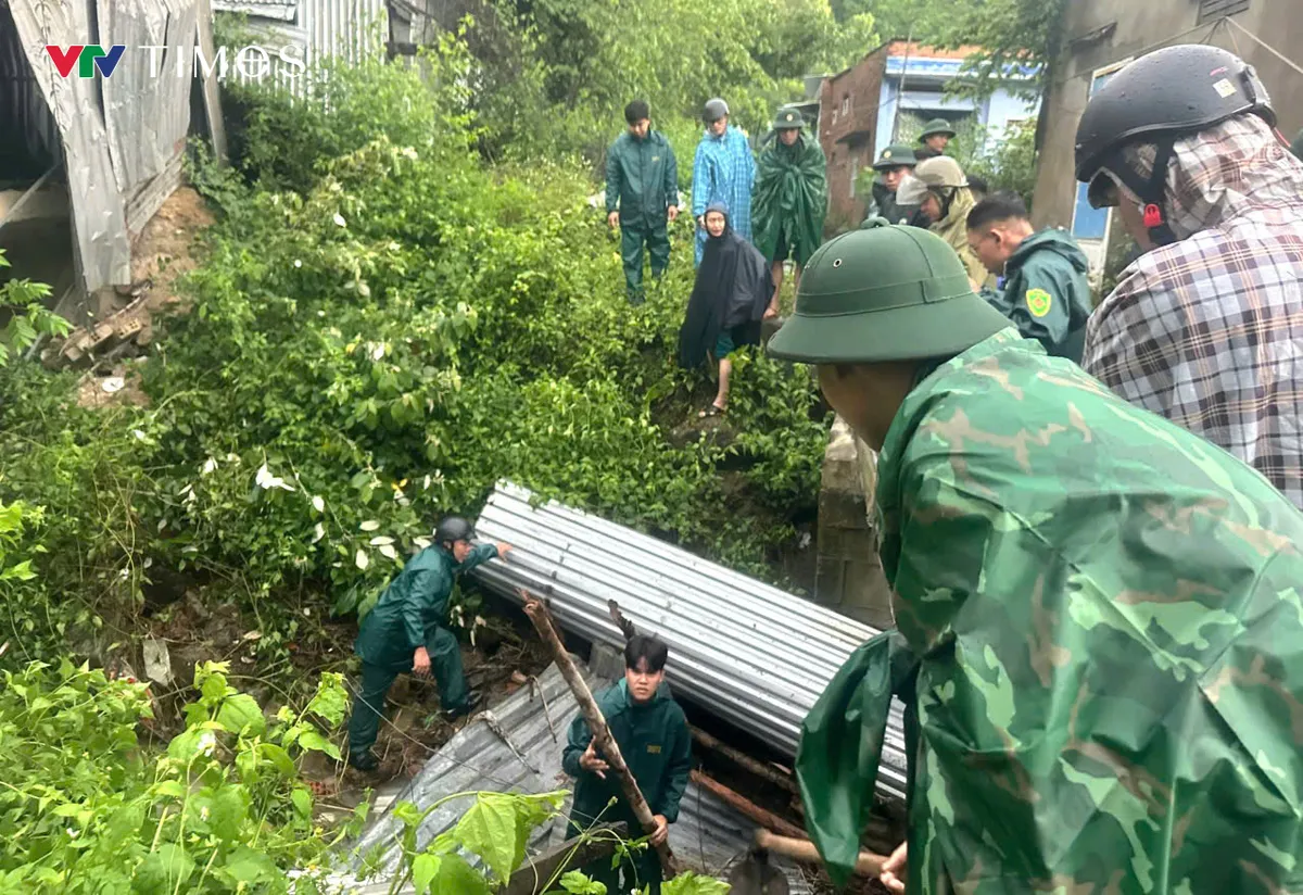 Khánh Hòa: Bộ đội kịp thời di dời dân vùng bị chia cắt do mưa lớn kéo dài - Ảnh 3.
