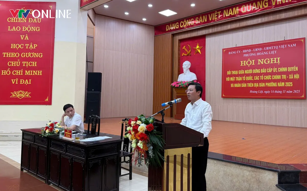 Đại diện UBND phường Hoàng Liệt đối thoại với người dân. Ảnh: An Thanh