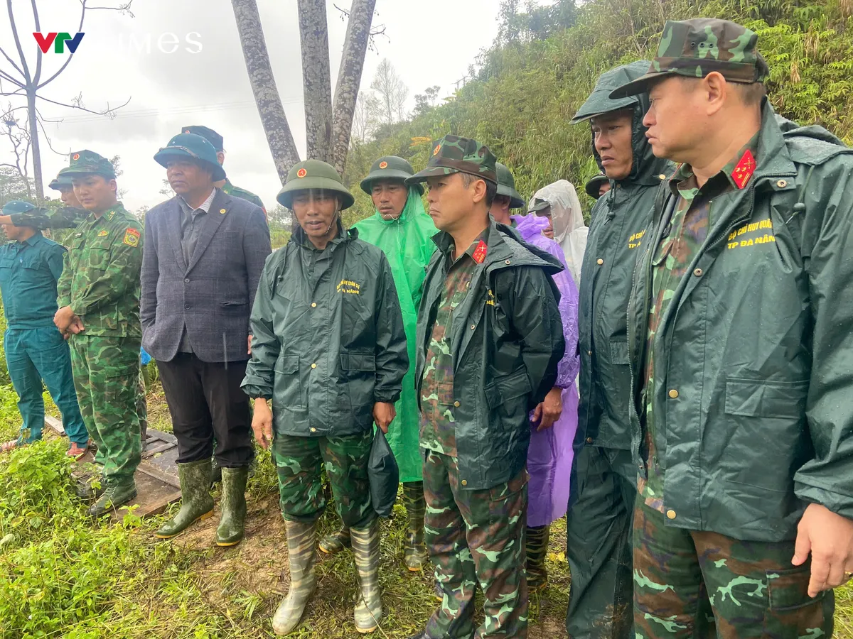 Quân khu 5 tiếp tục công tác tìm kiếm nạn nhân mất tích tại xã Hùng Sơn. Chó nghiệp vụ được huy động vào hiện trường - Ảnh 2.