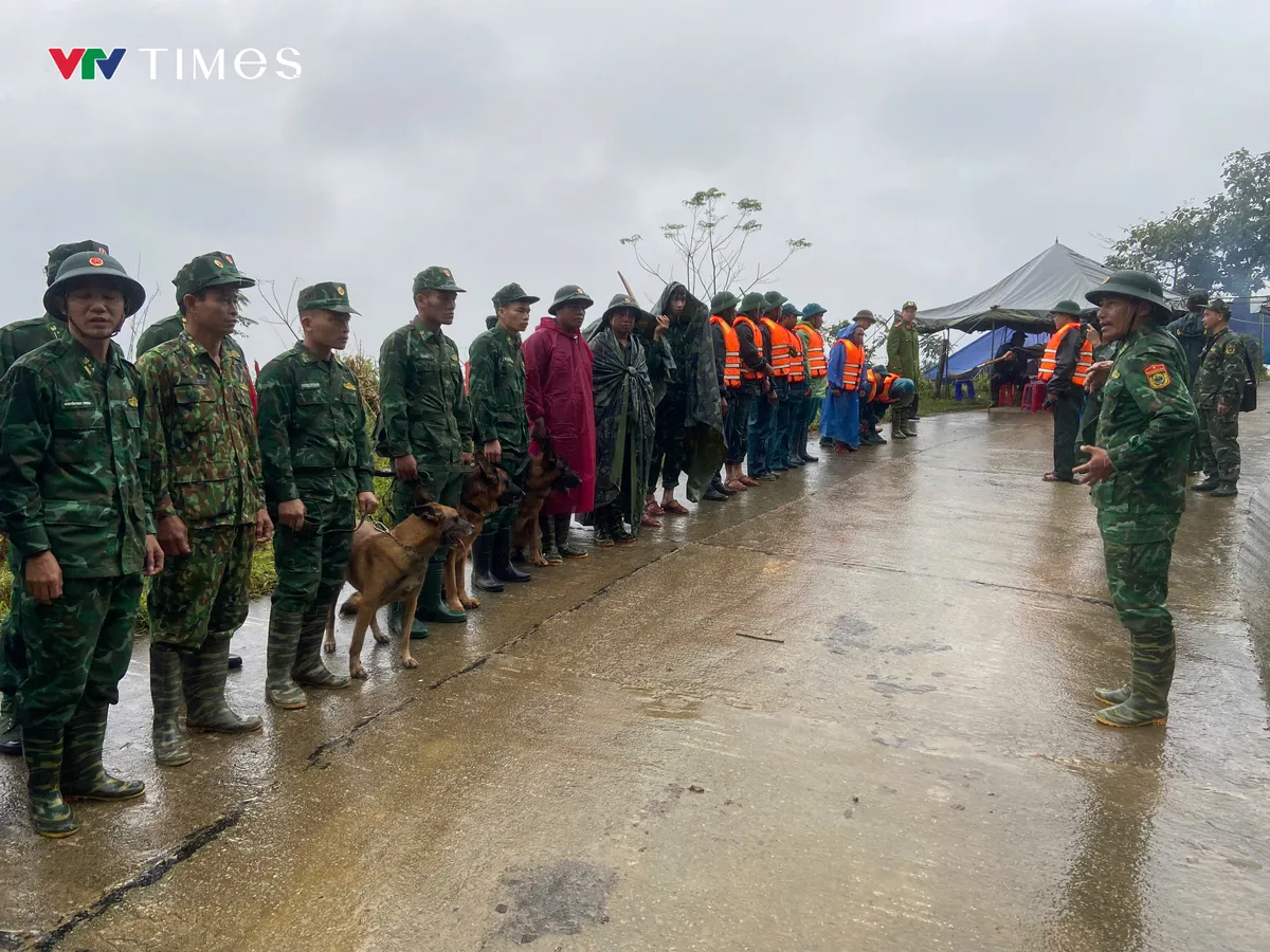 Quân khu 5 tiếp tục công tác tìm kiếm nạn nhân mất tích tại xã Hùng Sơn. Chó nghiệp vụ được huy động vào hiện trường - Ảnh 1.