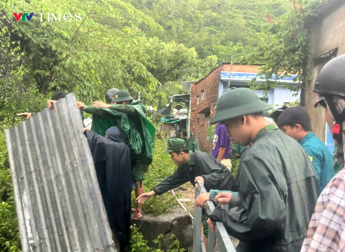 Khánh Hòa: Bộ đội kịp thời di dời dân vùng bị chia cắt do mưa lớn kéo dài - Ảnh 1.