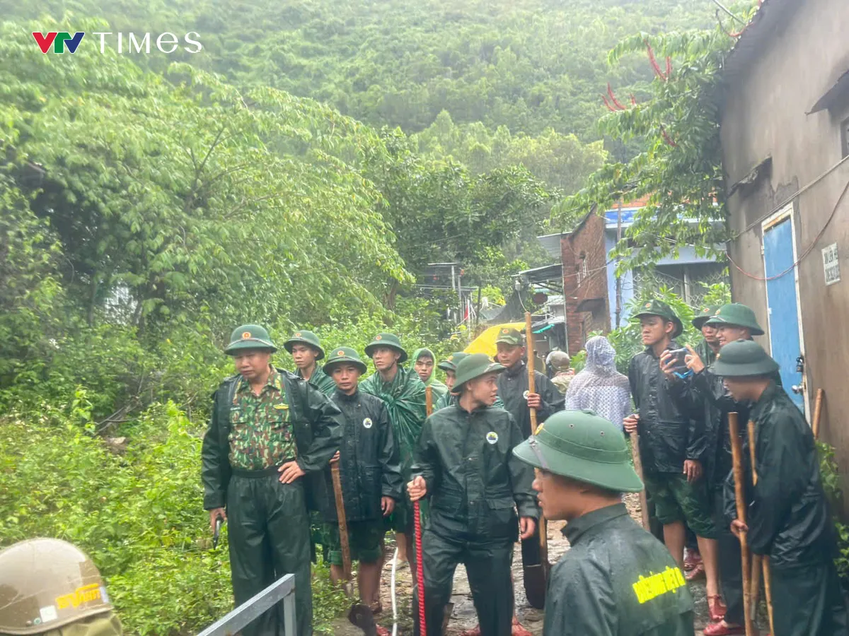 Khánh Hòa: Bộ đội kịp thời di dời dân vùng bị chia cắt do mưa lớn kéo dài - Ảnh 2.