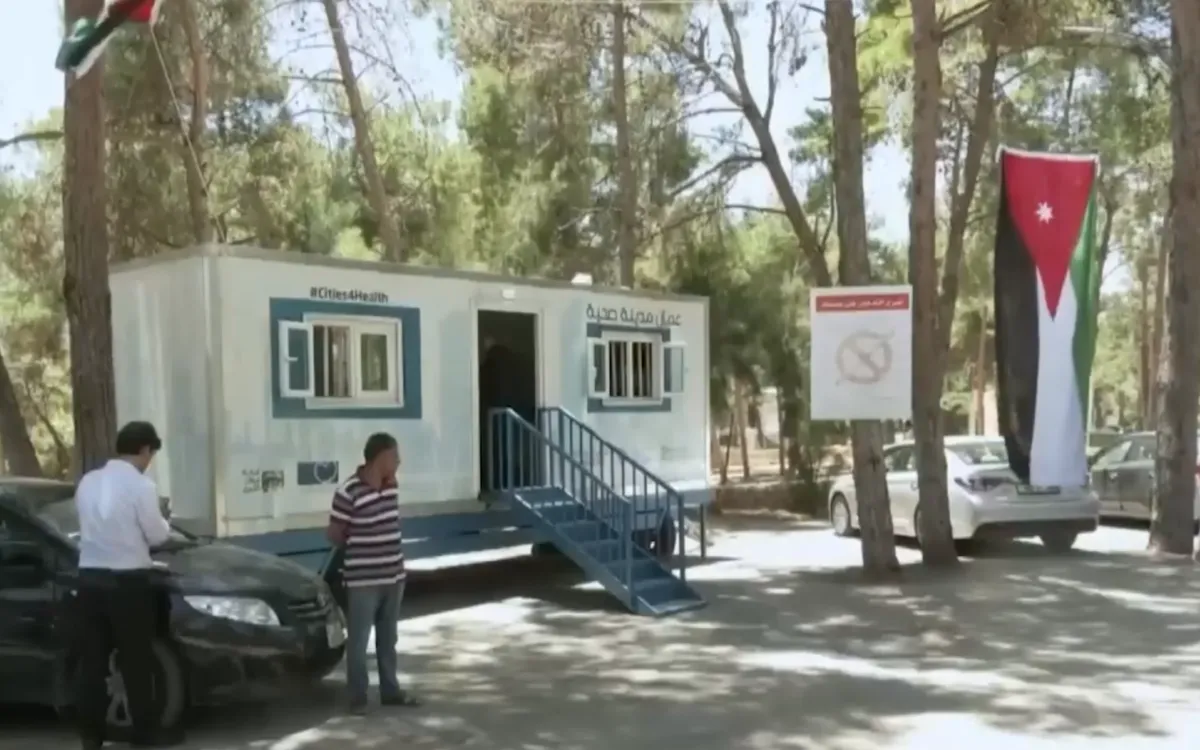 Phòng khám di động hỗ trợ cai thuốc lá tại Jordan- Ảnh 1. Phòng khám di động hỗ trợ cai thuốc lá tại Jordan- Ảnh 1.