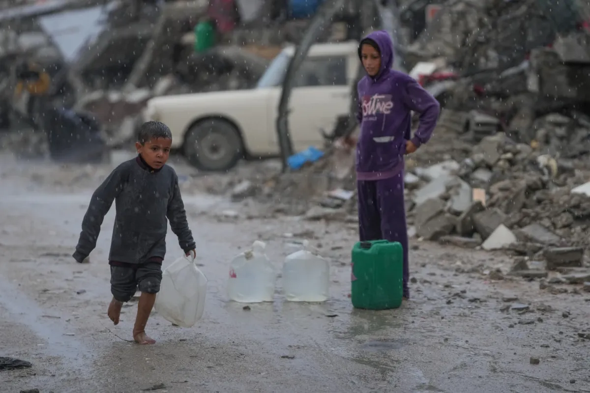 Mưa đầu mùa trút xuống Gaza, phá hủy nhiều nơi trú ẩn tạm- Ảnh 1.