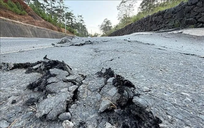 Mặt đường bị hư hỏng nghiêm trọng do sạt lở.Ảnh: TTXVN