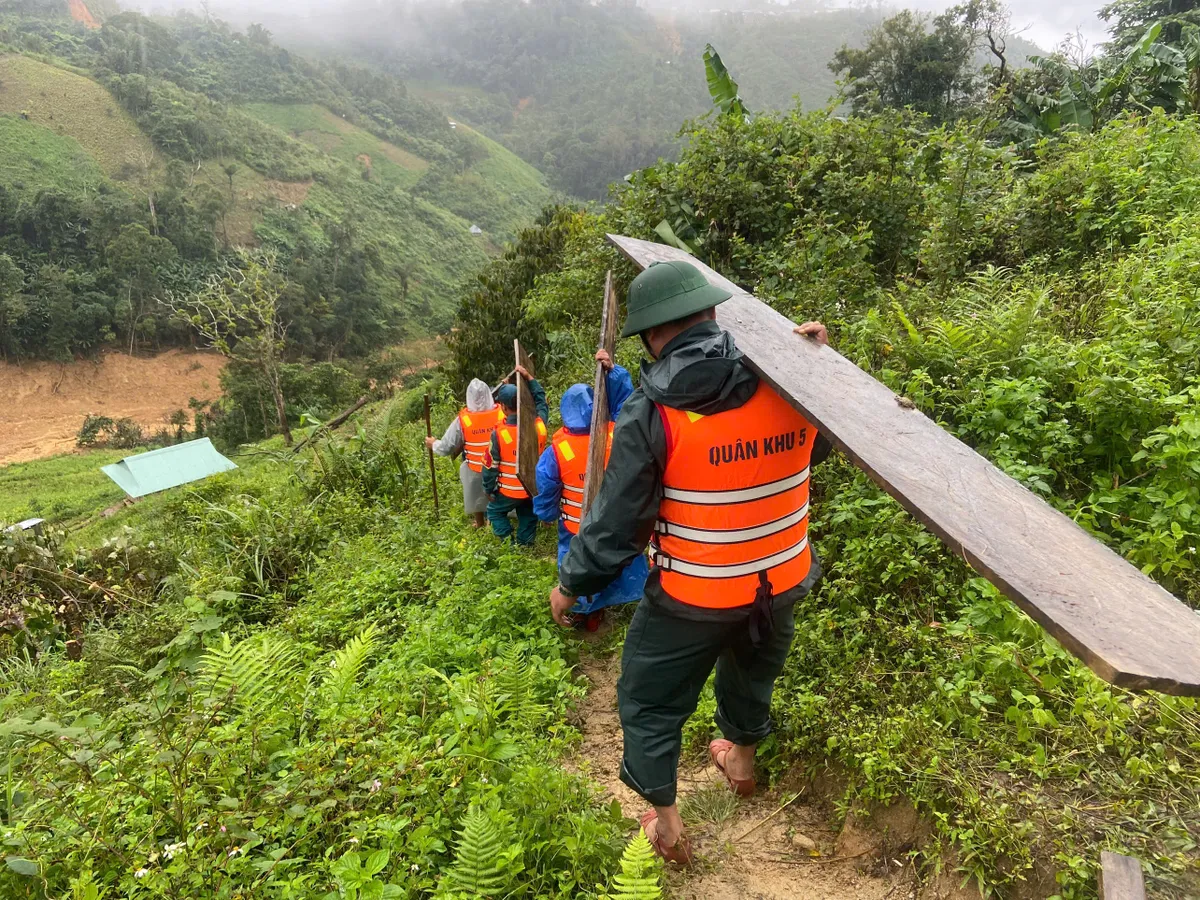 Quân khu 5 tiếp tục công tác tìm kiếm nạn nhân mất tích tại xã Hùng Sơn. Chó nghiệp vụ được huy động vào hiện trường - Ảnh 5.