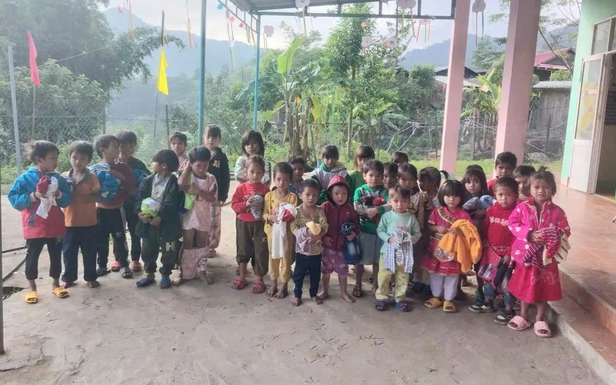 Cả lớp học mặc đồ ấm từ cửa hàng 0 đồng cô Xuân.