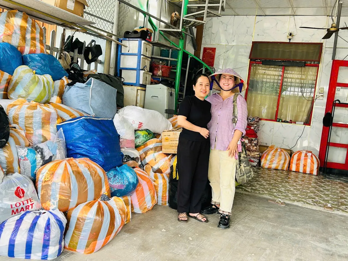 Ấm lòng "Cửa hàng 0 đồng" của cô giáo Cadoong giữa vùng sạt lở Nam Trà My - Ảnh 1.