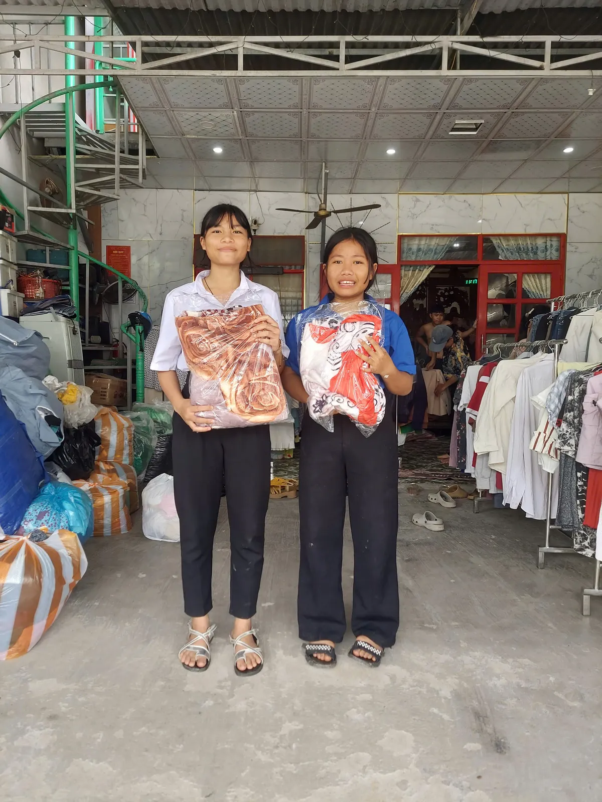 Ấm lòng "Cửa hàng 0 đồng" của cô giáo Cadoong giữa vùng sạt lở Nam Trà My - Ảnh 4.