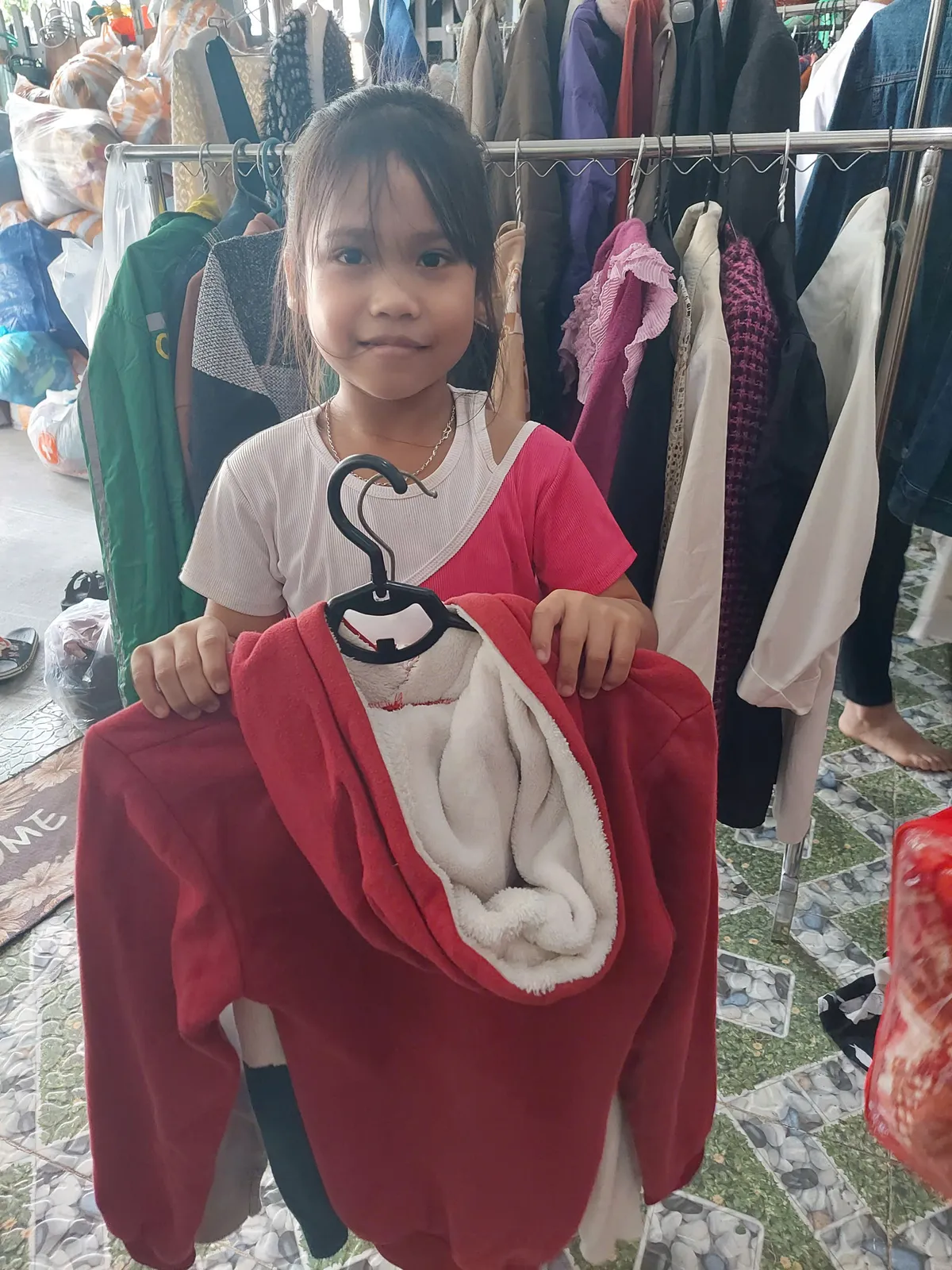 Ấm lòng "Cửa hàng 0 đồng" của cô giáo Cadoong giữa vùng sạt lở Nam Trà My - Ảnh 2.