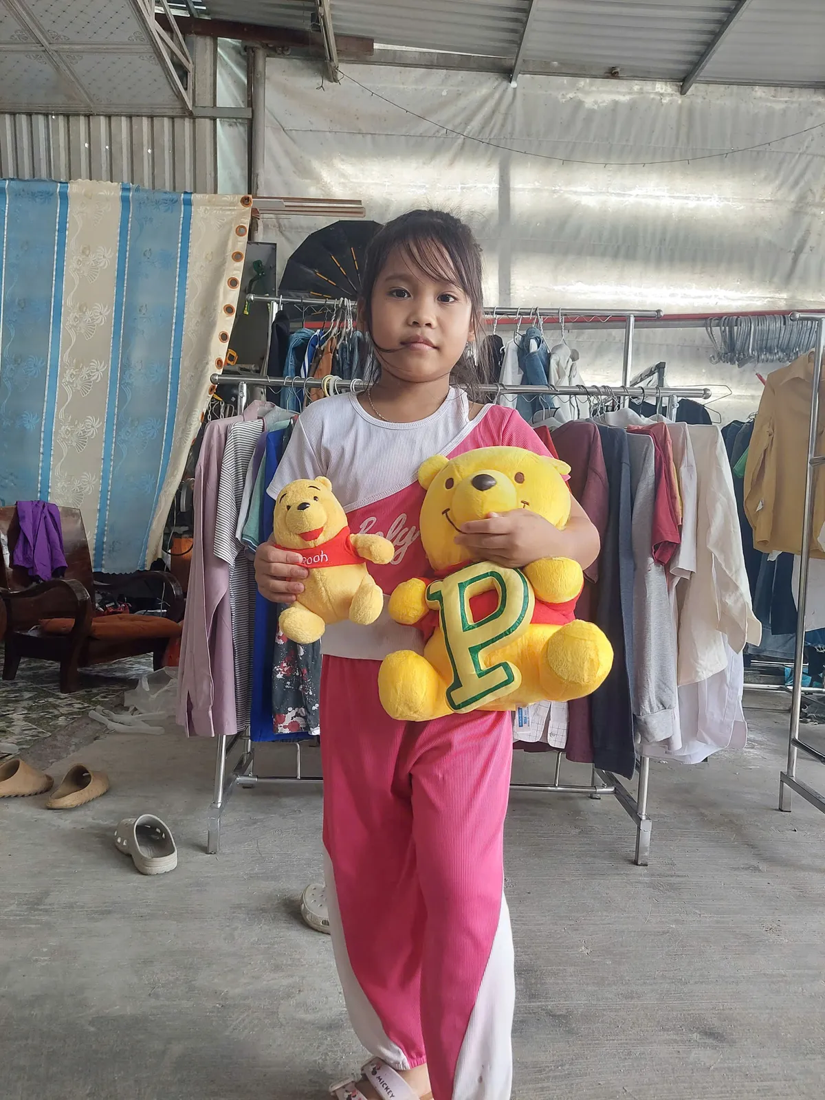 Ấm lòng "Cửa hàng 0 đồng" của cô giáo Cadoong giữa vùng sạt lở Nam Trà My - Ảnh 3.