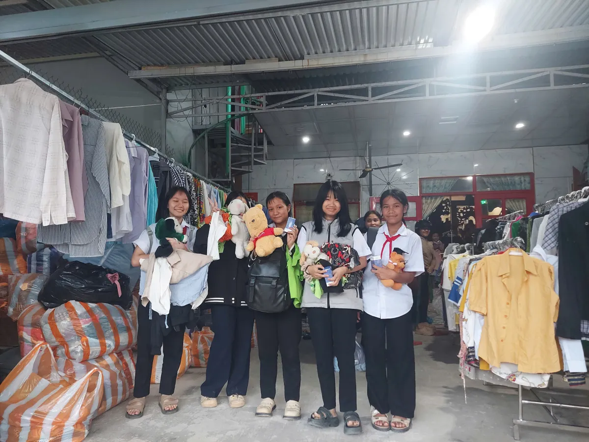 Ấm lòng "Cửa hàng 0 đồng" của cô giáo Cadoong giữa vùng sạt lở Nam Trà My - Ảnh 6.