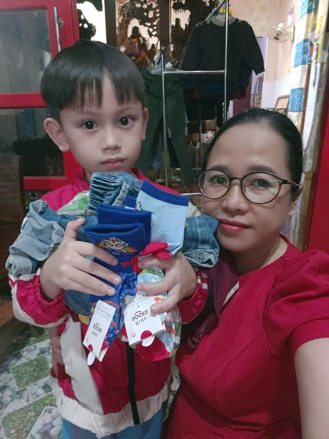 Ấm lòng "Cửa hàng 0 đồng" của cô giáo Cadoong giữa vùng sạt lở Nam Trà My - Ảnh 7.