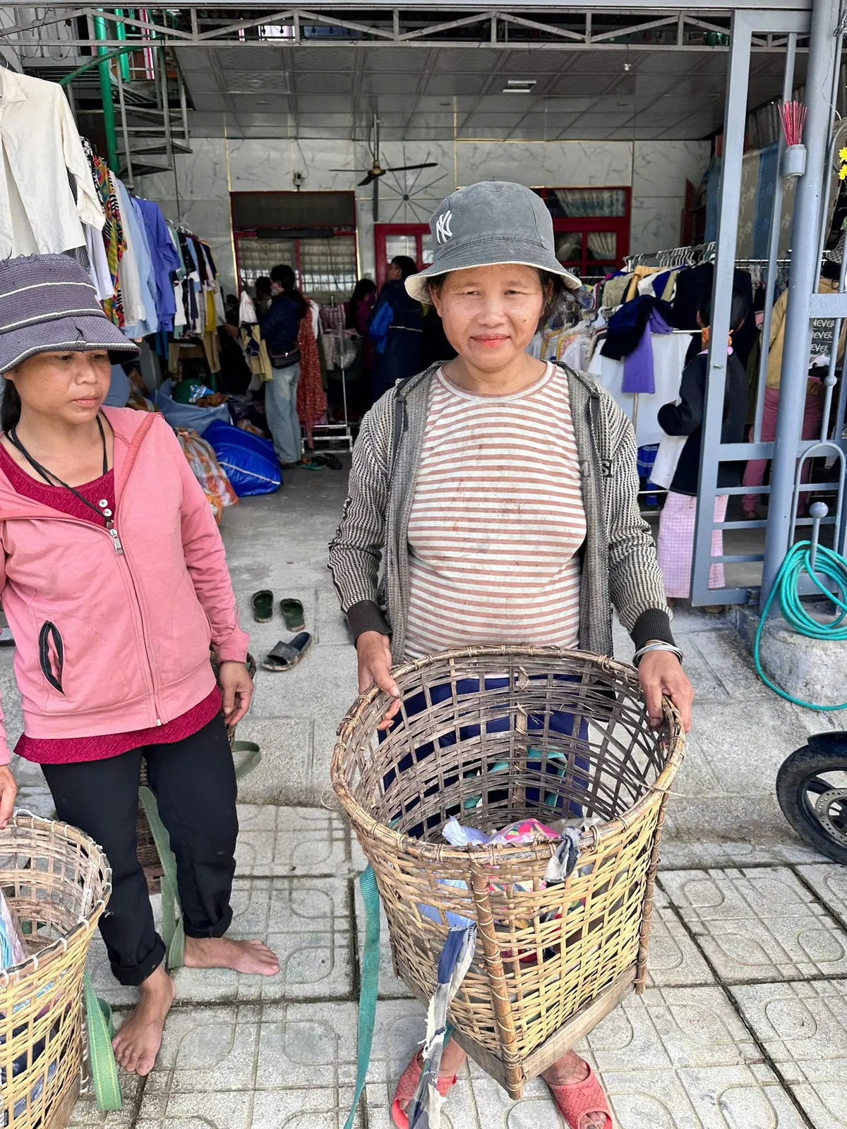 Ấm lòng "Cửa hàng 0 đồng" của cô giáo Cadoong giữa vùng sạt lở Nam Trà My - Ảnh 5.