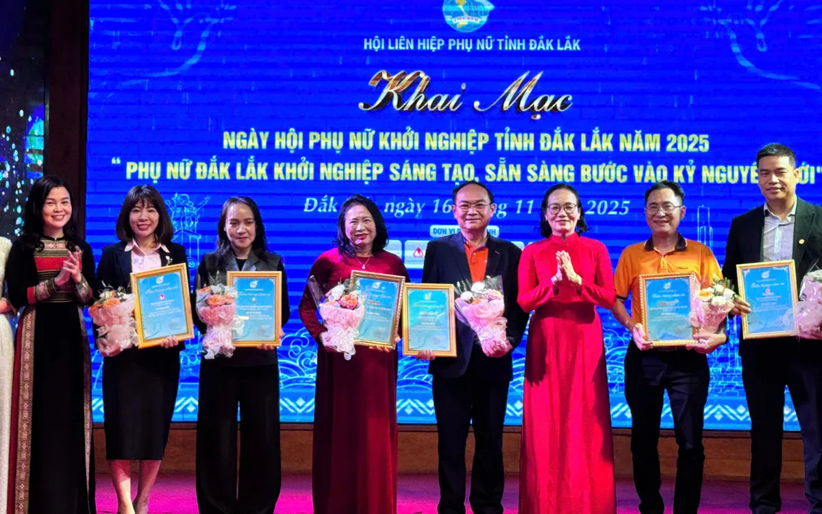 Đại diện các đơn vị hỗ trợ chương trình phụ nữ khởi nghiệp tại Đắk Lắk.				