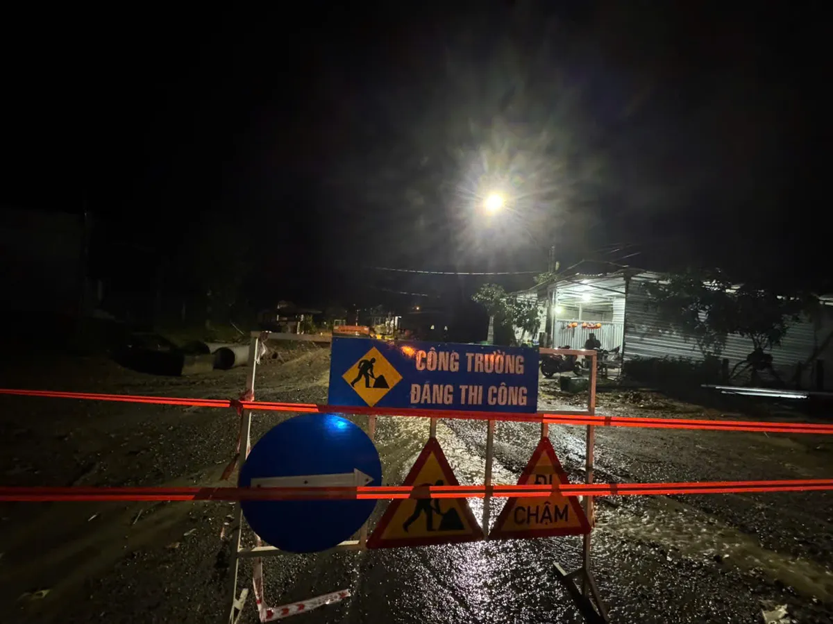 Khánh Hoà: Nước lũ dâng cao, chính quyền lập chốt chặn các cầu tràn ở miền núi Khánh Sơn - Ảnh 3.