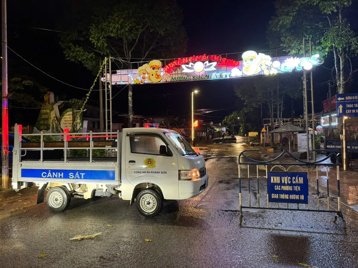 Khánh Hoà: Nước lũ dâng cao, chính quyền lập chốt chặn các cầu tràn ở miền núi Khánh Sơn - Ảnh 2.