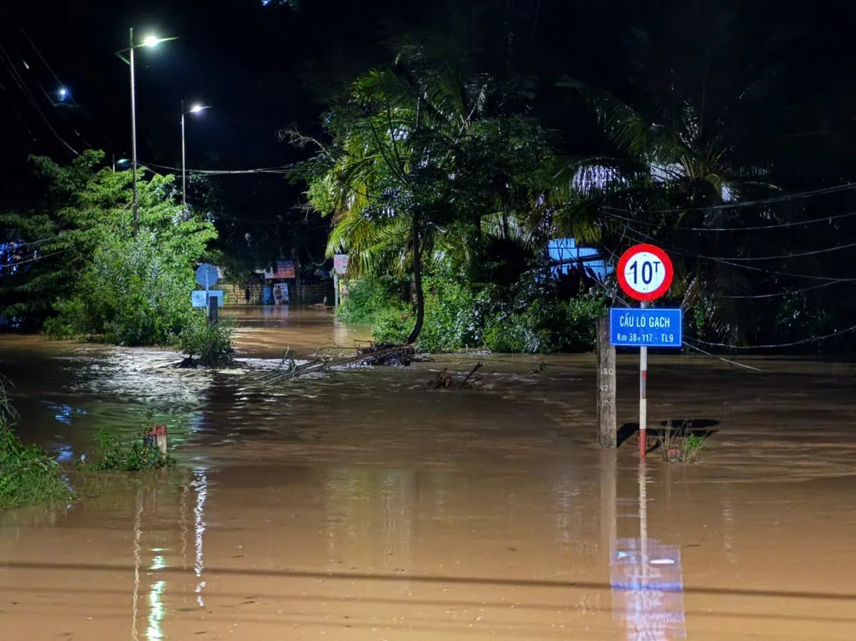 Khánh Hoà: Nước lũ dâng cao, chính quyền lập chốt chặn các cầu tràn ở miền núi Khánh Sơn - Ảnh 1.