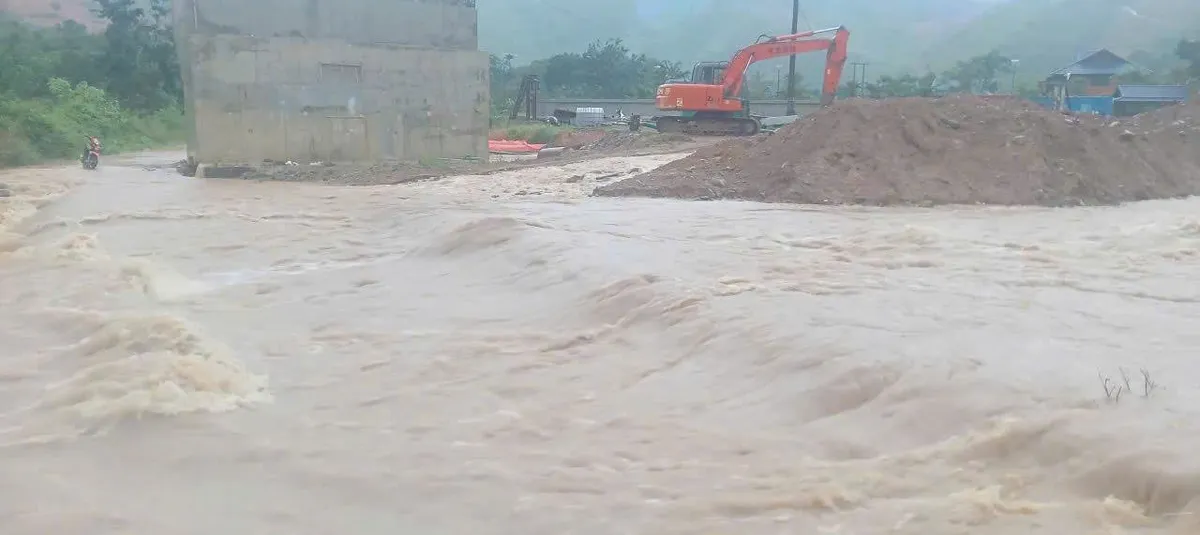 Khánh Hoà: Nước lũ dâng cao, chính quyền lập chốt chặn các cầu tràn ở miền núi Khánh Sơn - Ảnh 5.