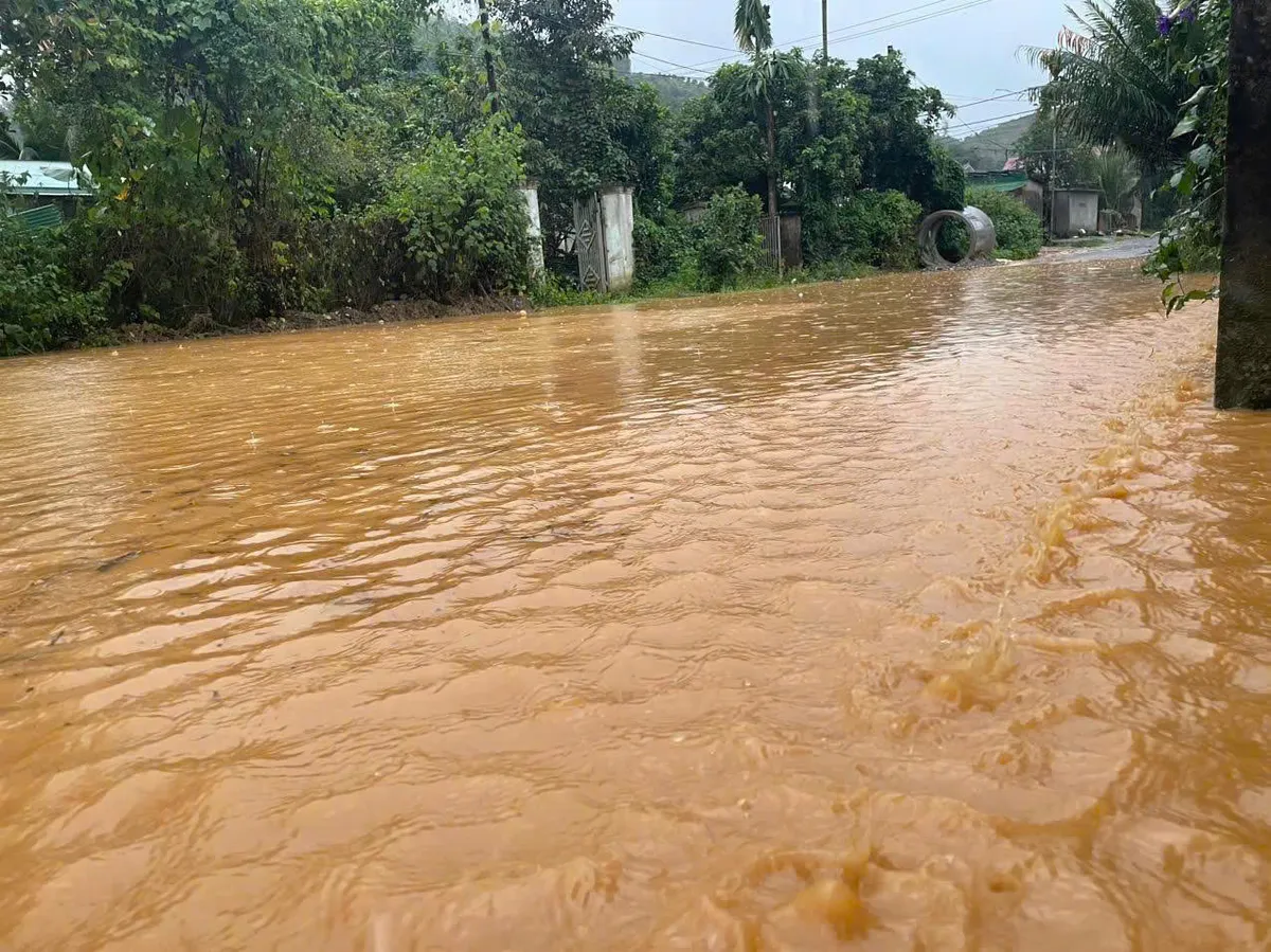 Khánh Hoà: Nước lũ dâng cao, chính quyền lập chốt chặn các cầu tràn ở miền núi Khánh Sơn - Ảnh 4.