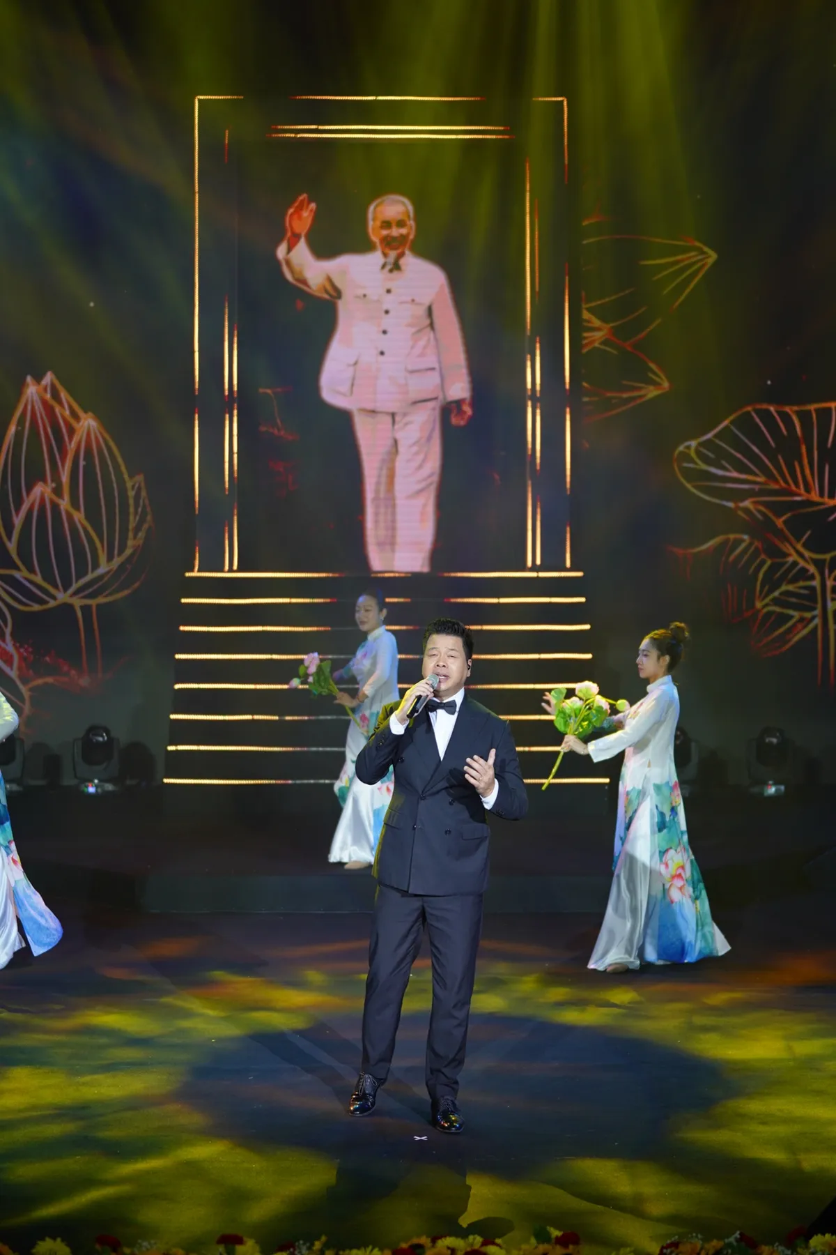 Đêm nhạc xúc động tôn vinh cây đại thụ của nền thanh nhạc Việt Nam GS.NSND Trung Kiên - Ảnh 6.