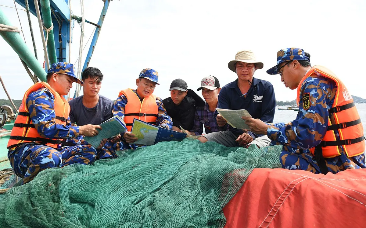 Đoàn công tác tuyên truyền, phổ biến kiến thức pháp luật cho ngư dân