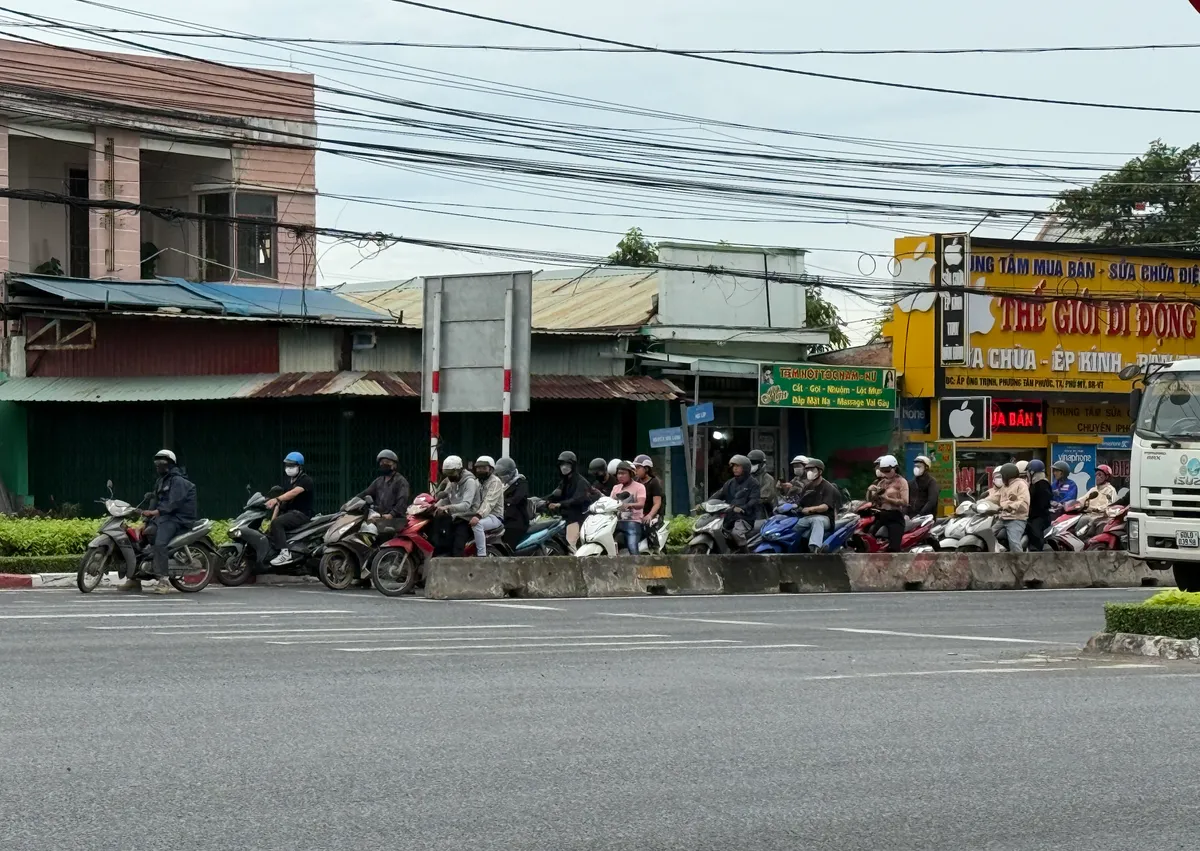Nhiều tài xế lúng túng ngày đầu điều chỉnh phân làn giao thông Quốc lộ 51- Ảnh 4. Nhiều tài xế lúng túng ngày đầu điều chỉnh phân làn giao thông Quốc lộ 51- Ảnh 4.