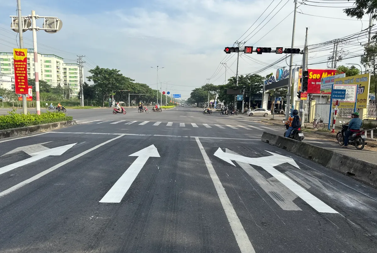 Nhiều tài xế lúng túng ngày đầu điều chỉnh phân làn giao thông Quốc lộ 51- Ảnh 6. Nhiều tài xế lúng túng ngày đầu điều chỉnh phân làn giao thông Quốc lộ 51- Ảnh 6.