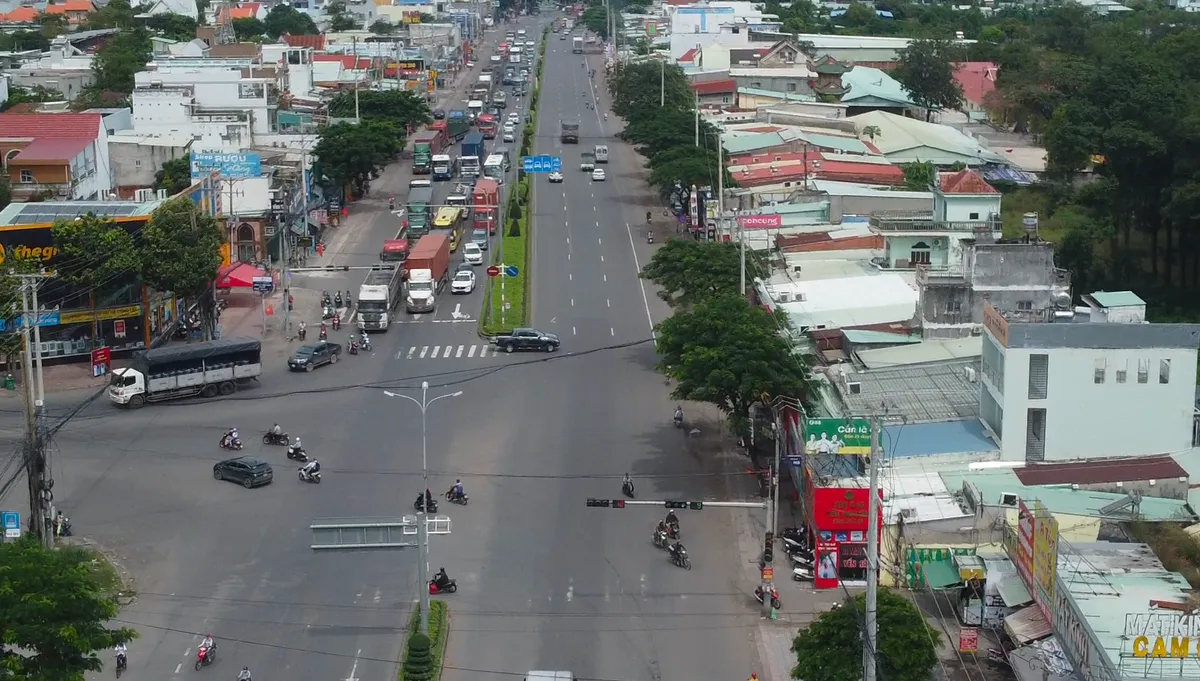 Nhiều tài xế lúng túng ngày đầu điều chỉnh phân làn giao thông Quốc lộ 51- Ảnh 13. Nhiều tài xế lúng túng ngày đầu điều chỉnh phân làn giao thông Quốc lộ 51- Ảnh 13.