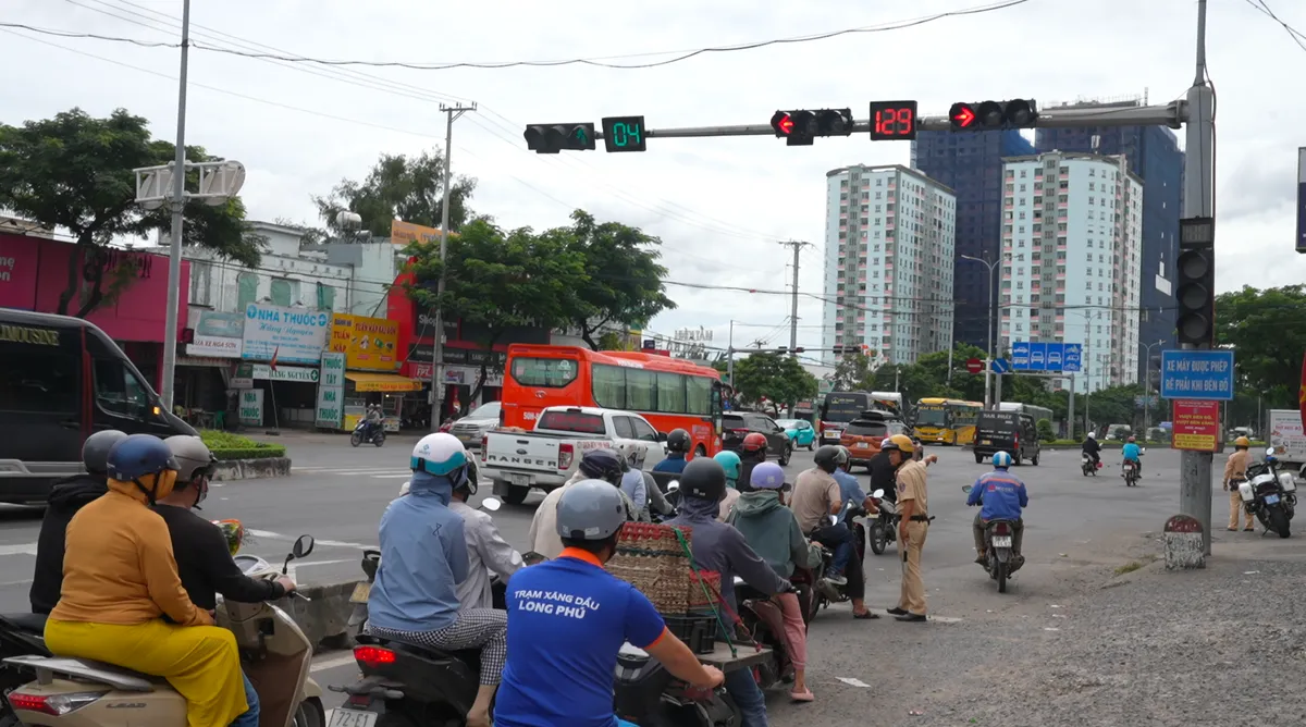 Nhiều tài xế lúng túng ngày đầu điều chỉnh phân làn giao thông Quốc lộ 51- Ảnh 11. Nhiều tài xế lúng túng ngày đầu điều chỉnh phân làn giao thông Quốc lộ 51- Ảnh 11.