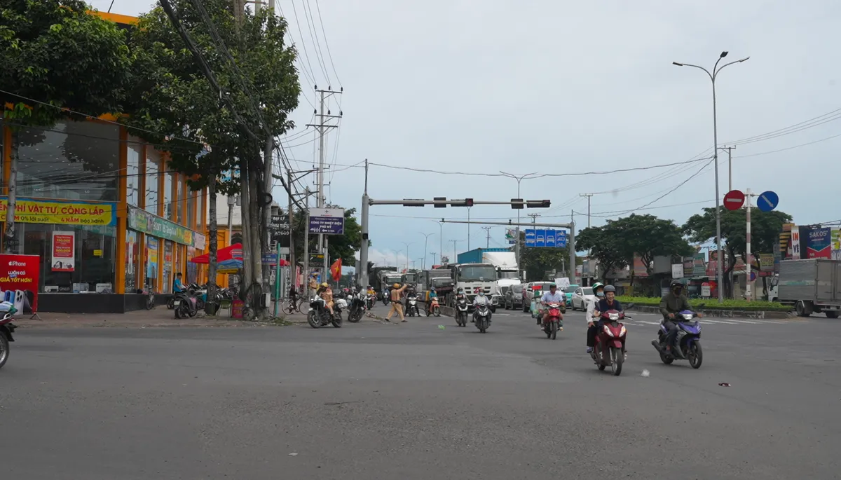 Nhiều tài xế lúng túng ngày đầu điều chỉnh phân làn giao thông Quốc lộ 51- Ảnh 3. Nhiều tài xế lúng túng ngày đầu điều chỉnh phân làn giao thông Quốc lộ 51- Ảnh 3.