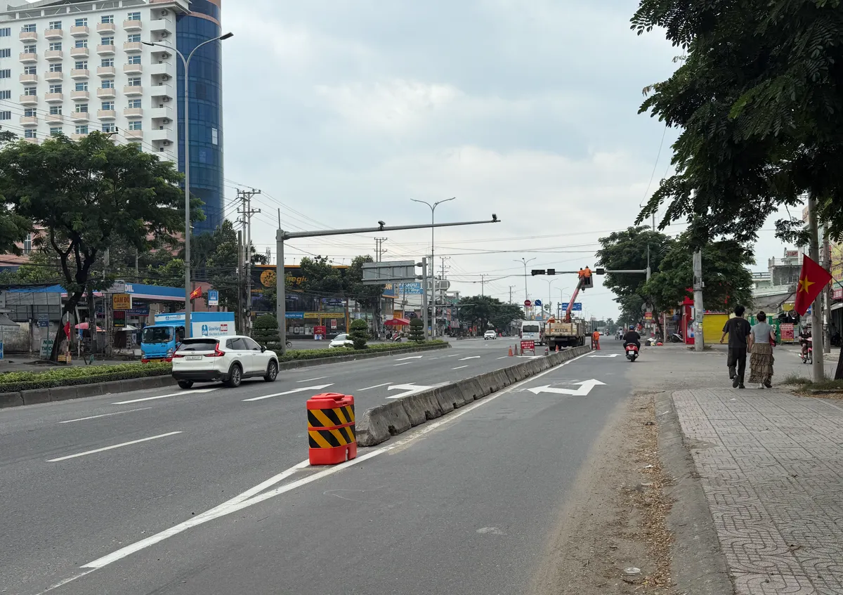 Nhiều tài xế lúng túng ngày đầu điều chỉnh phân làn giao thông Quốc lộ 51- Ảnh 2. Nhiều tài xế lúng túng ngày đầu điều chỉnh phân làn giao thông Quốc lộ 51- Ảnh 2.