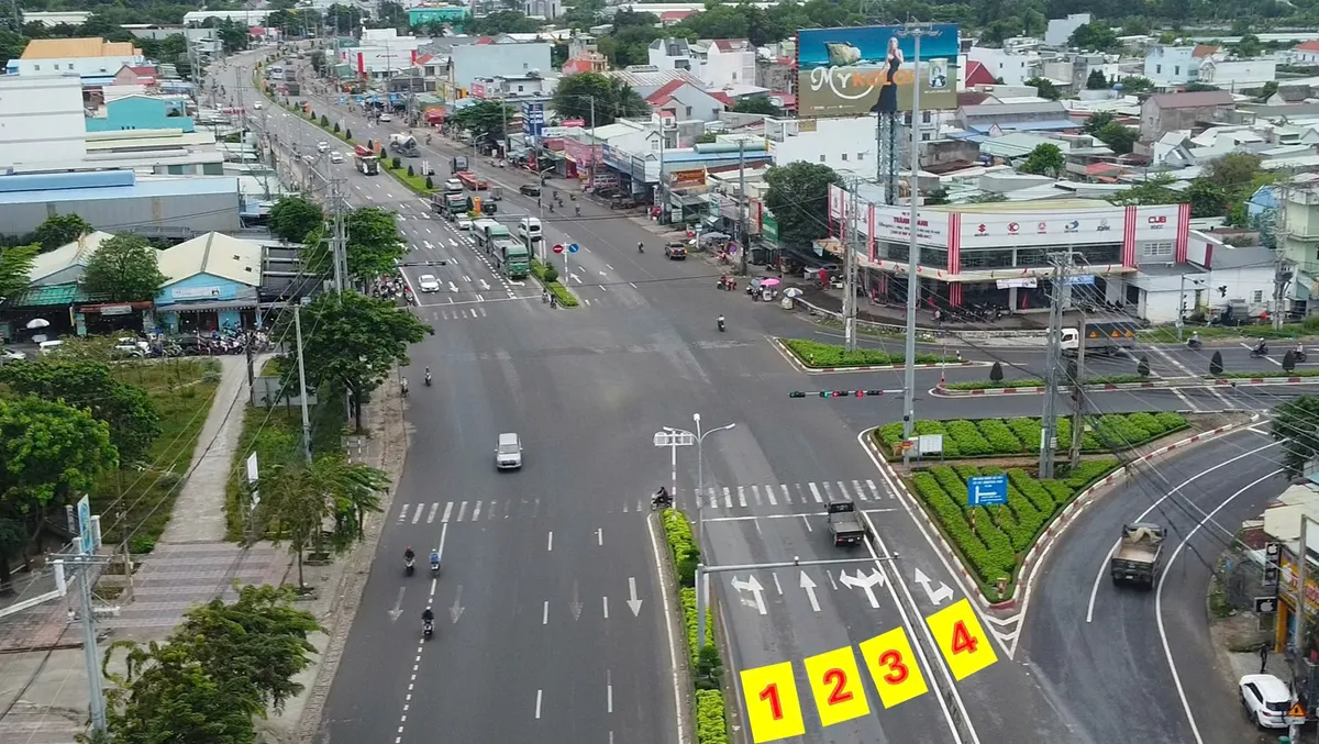 Nhiều tài xế lúng túng ngày đầu điều chỉnh phân làn giao thông Quốc lộ 51- Ảnh 1. Nhiều tài xế lúng túng ngày đầu điều chỉnh phân làn giao thông Quốc lộ 51- Ảnh 1.