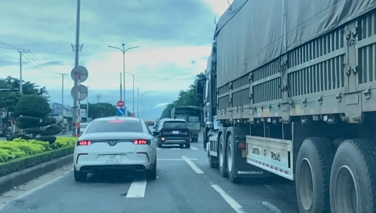 Nhiều tài xế lúng túng ngày đầu điều chỉnh phân làn giao thông Quốc lộ 51- Ảnh 10. Nhiều tài xế lúng túng ngày đầu điều chỉnh phân làn giao thông Quốc lộ 51- Ảnh 10.