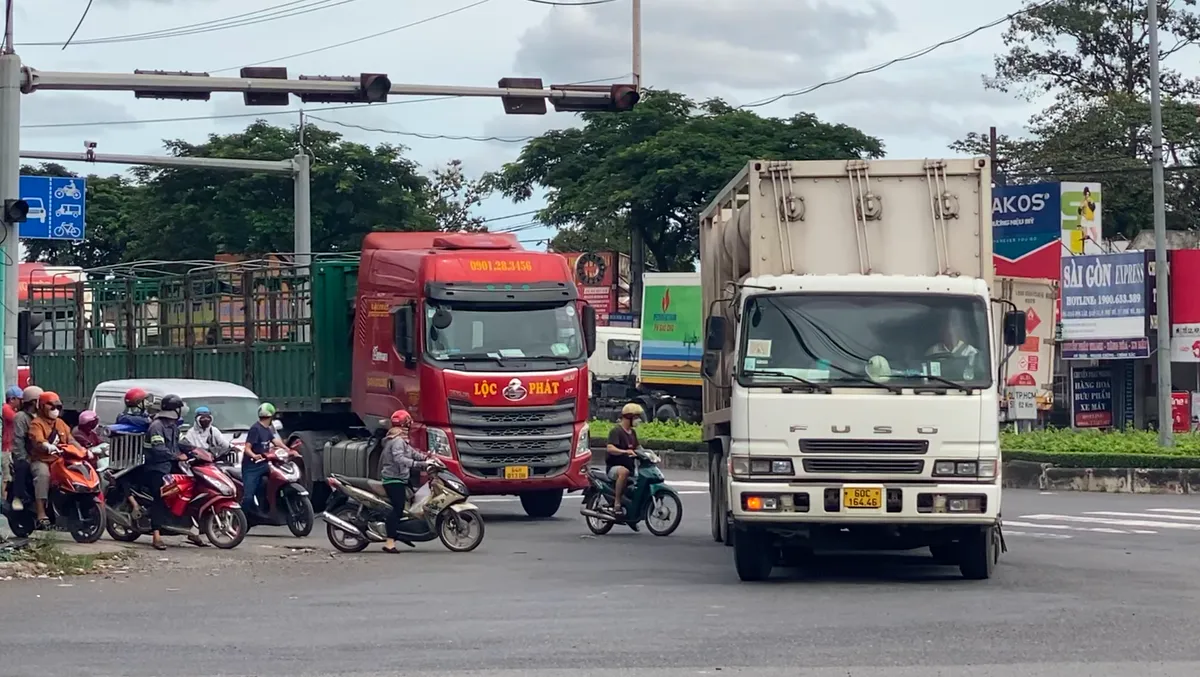 Nhiều tài xế lúng túng ngày đầu điều chỉnh phân làn giao thông Quốc lộ 51- Ảnh 12. Nhiều tài xế lúng túng ngày đầu điều chỉnh phân làn giao thông Quốc lộ 51- Ảnh 12.