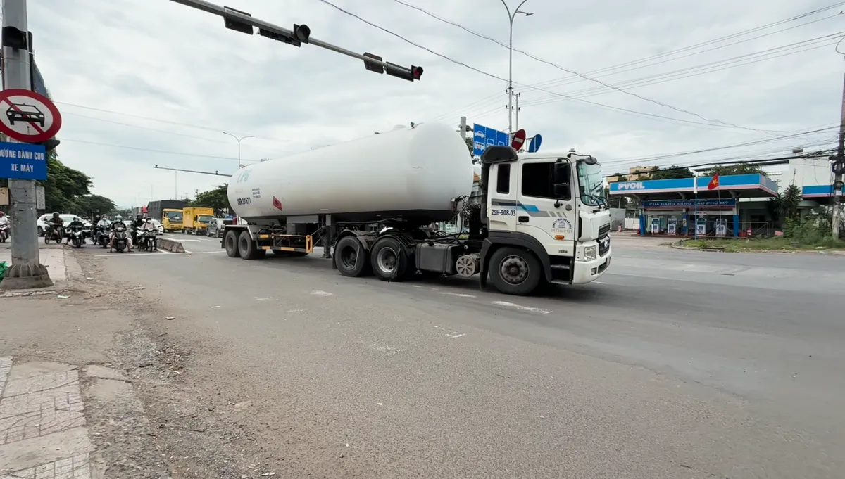 Nhiều tài xế lúng túng ngày đầu điều chỉnh phân làn giao thông Quốc lộ 51- Ảnh 5. Nhiều tài xế lúng túng ngày đầu điều chỉnh phân làn giao thông Quốc lộ 51- Ảnh 5.