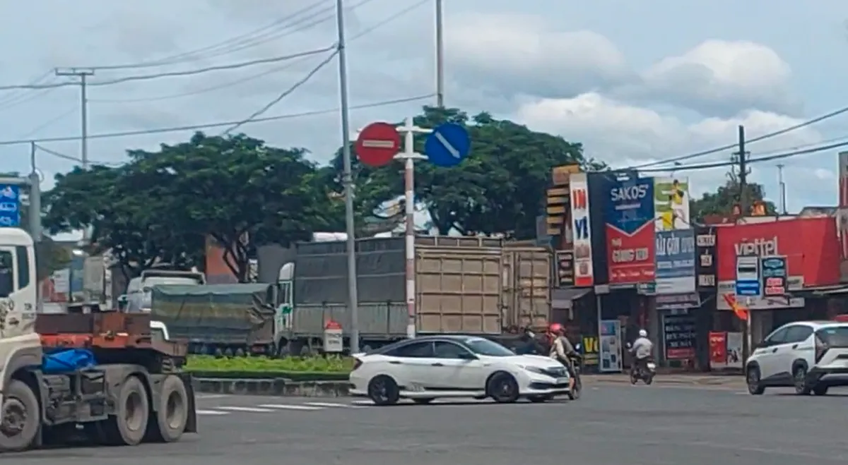 Nhiều tài xế lúng túng ngày đầu điều chỉnh phân làn giao thông Quốc lộ 51- Ảnh 9. Nhiều tài xế lúng túng ngày đầu điều chỉnh phân làn giao thông Quốc lộ 51- Ảnh 9.