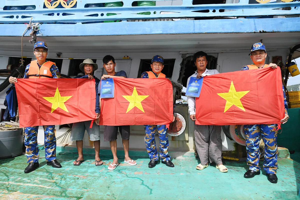 Bộ đội Hải quân tuyên truyền chống khai thác hải sản bất hợp pháp cho ngư dân - Ảnh 1.