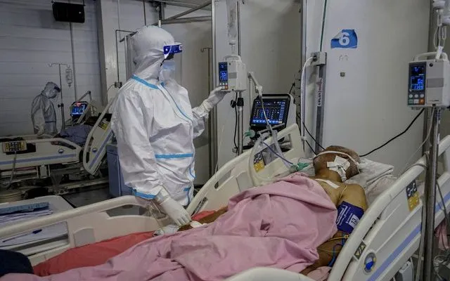 Nhân viên y tế kiểm tra tình trạng bệnh nhân ở Ethiopia năm 2021 (Ảnh: AFP)