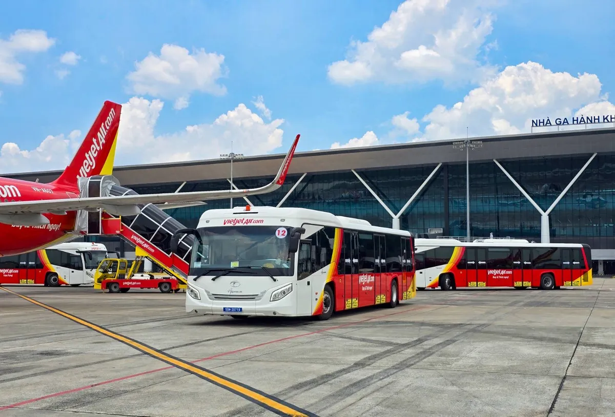 Vietjet tự phục vụ mặt đất: Tỷ lệ đúng giờ tại Tân Sơn Nhất tăng mạnh, sẵn sàng cho mùa cao điểm cuối năm - Ảnh 1.