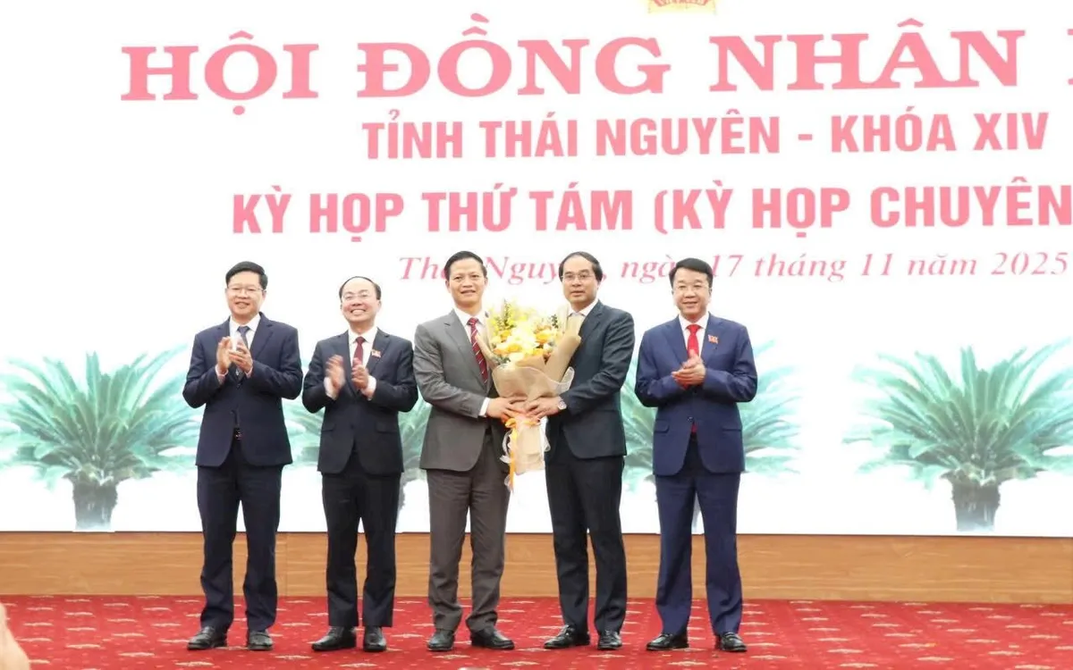 Bí thư Tỉnh ủy Thái Nguyên cùng đại các đại biểu tặng hoa chúc mừng tân Chủ tịch UBND tỉnh.