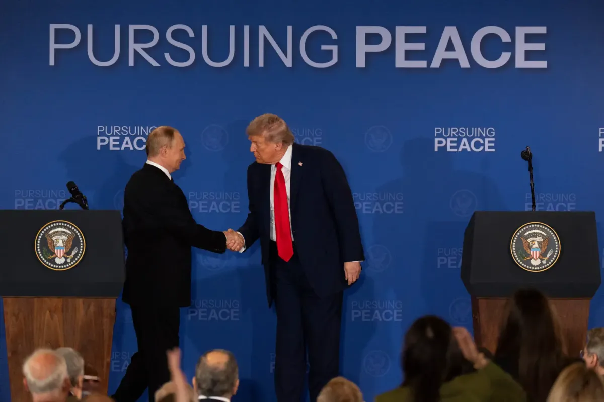 Tổng thống Trump xem xét trừng phạt "mạnh tay" mọi quốc gia giao thương với Nga- Ảnh 1.