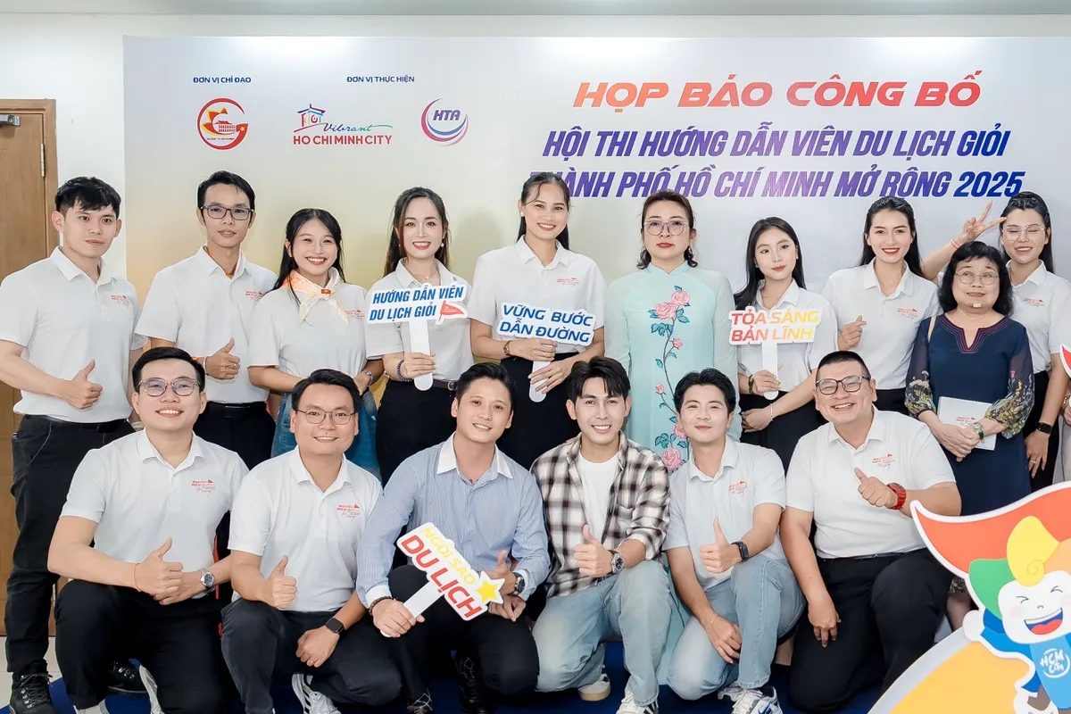Ngành du lịch TP Hồ Chí Minh chuẩn hóa hình ảnh hướng dẫn viên- Ảnh 2.