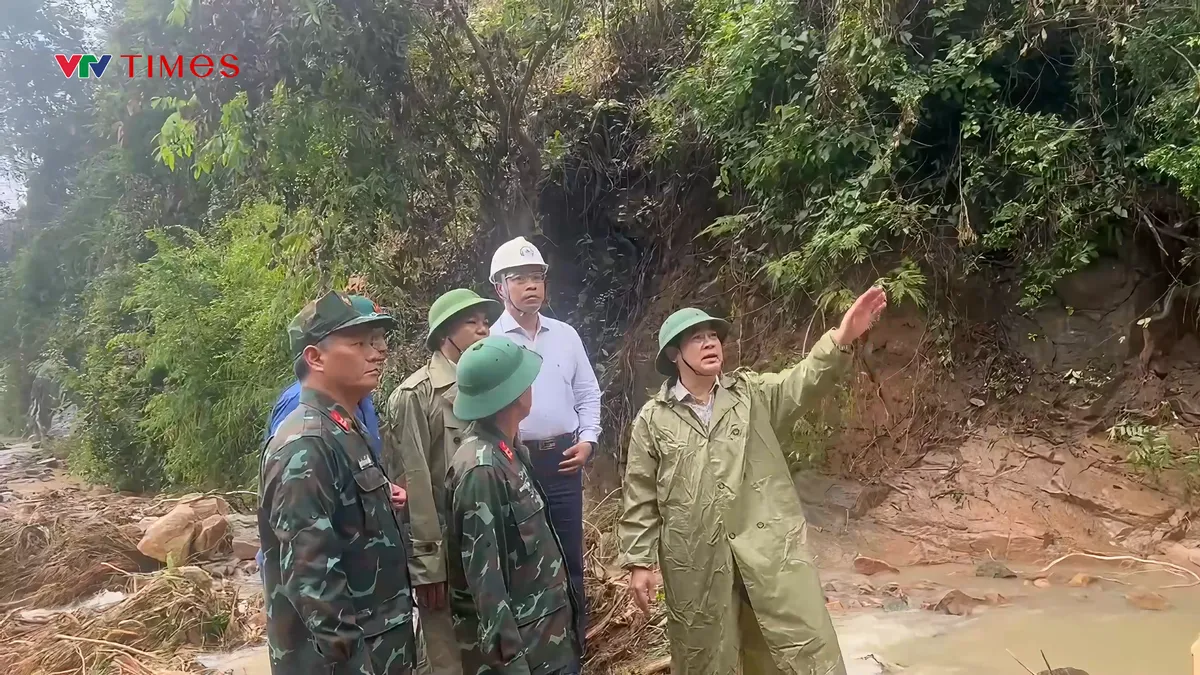Bí thư Tỉnh ủy Khánh Hòa thị sát 2 điểm sạt lở tại Đèo Khánh Lê và Khánh Sơn, chỉ đạo khẩn công tác cứu hộ - Ảnh 4.