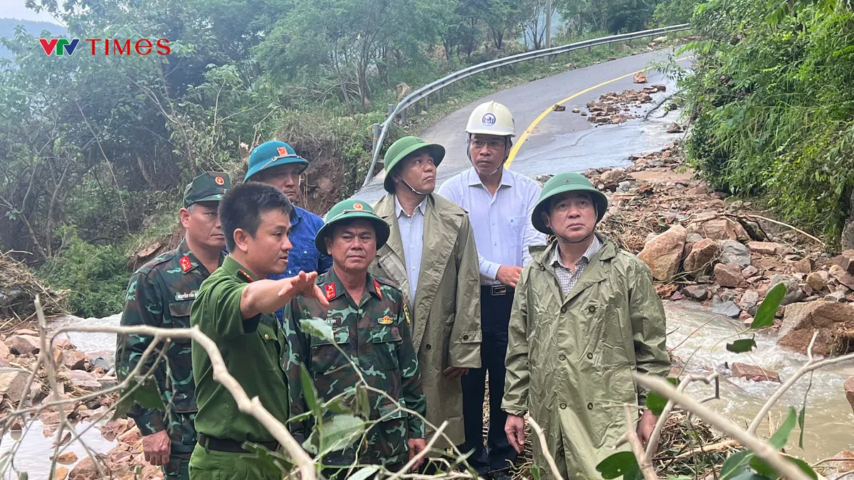 Bí thư Tỉnh ủy Khánh Hòa thị sát 2 điểm sạt lở tại Đèo Khánh Lê và Khánh Sơn, chỉ đạo khẩn công tác cứu hộ - Ảnh 3.