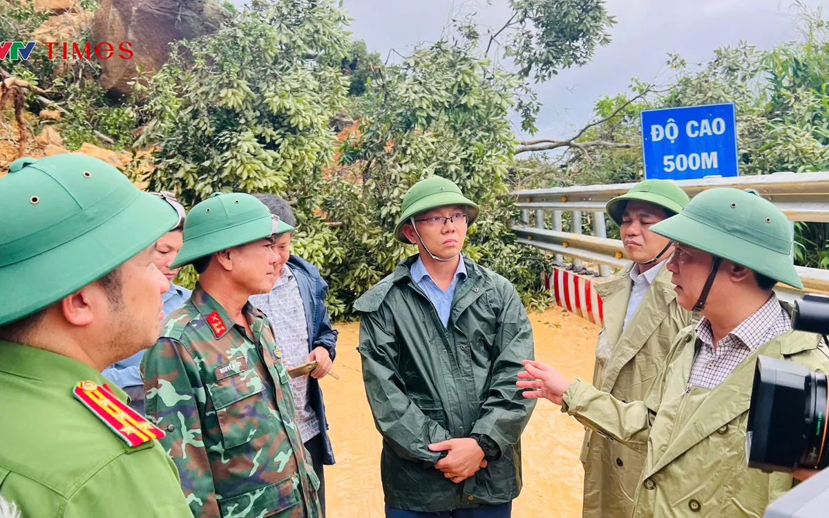 Bí thư Tỉnh ủy Khánh Hòa thị sát 2 điểm sạt lở tại Đèo Khánh Lê và Khánh Sơn, chỉ đạo khẩn công tác cứu hộ.