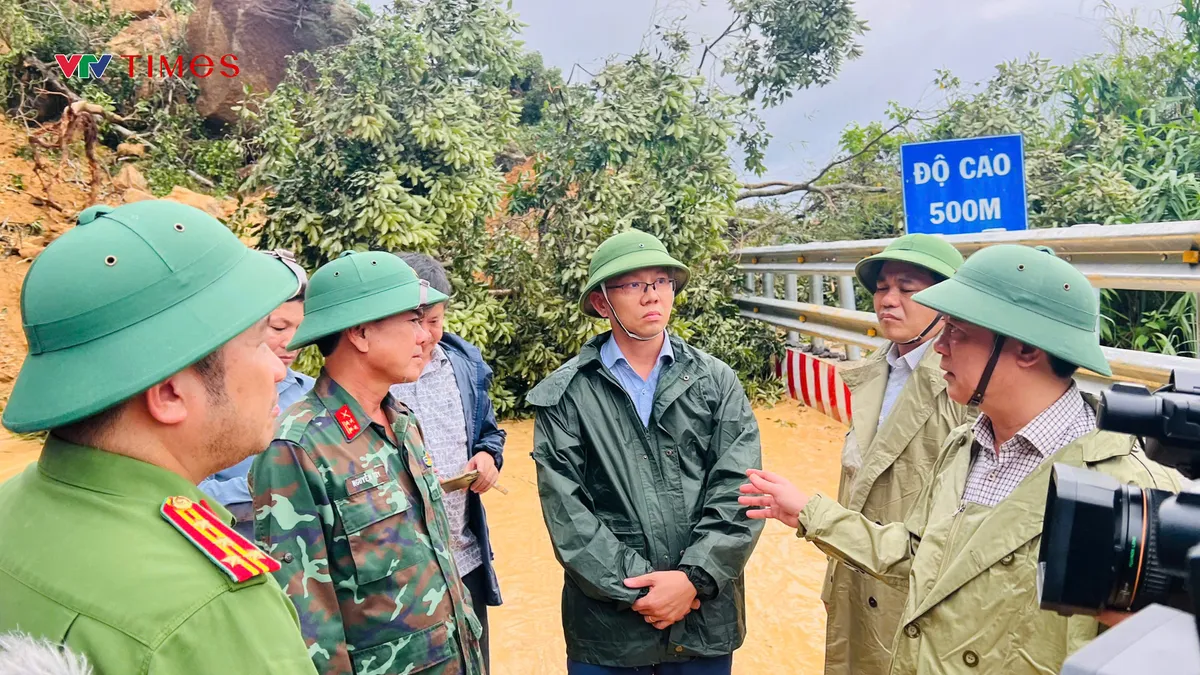 Bí thư Tỉnh ủy Khánh Hòa thị sát 2 điểm sạt lở tại Đèo Khánh Lê và Khánh Sơn, chỉ đạo khẩn công tác cứu hộ - Ảnh 2.